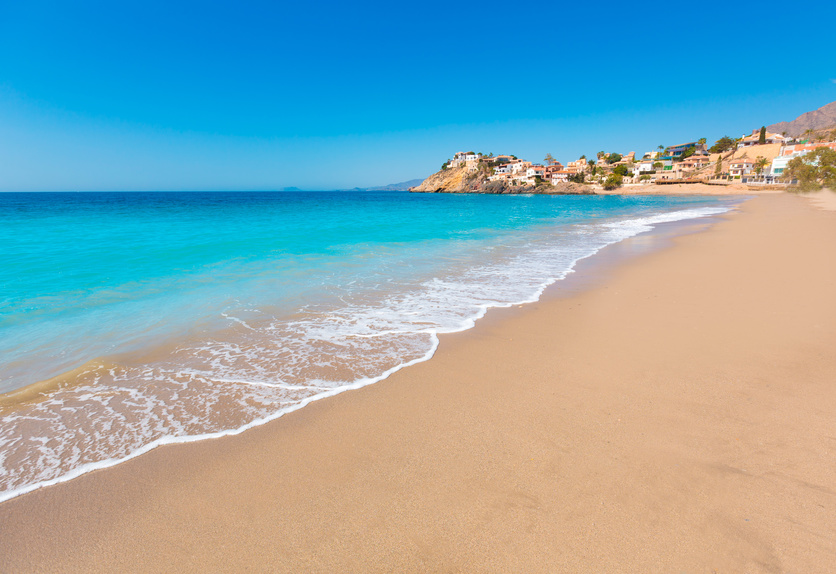 Plage de sable fin à Mazarron sur la Costa Calida en Espagne